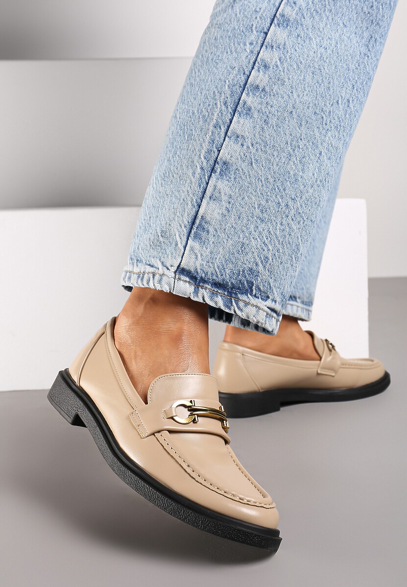 Czarne Mokasyny na Płaskiej Podeszwie Ozdobione Metaliczną Aplikacją Evaretha