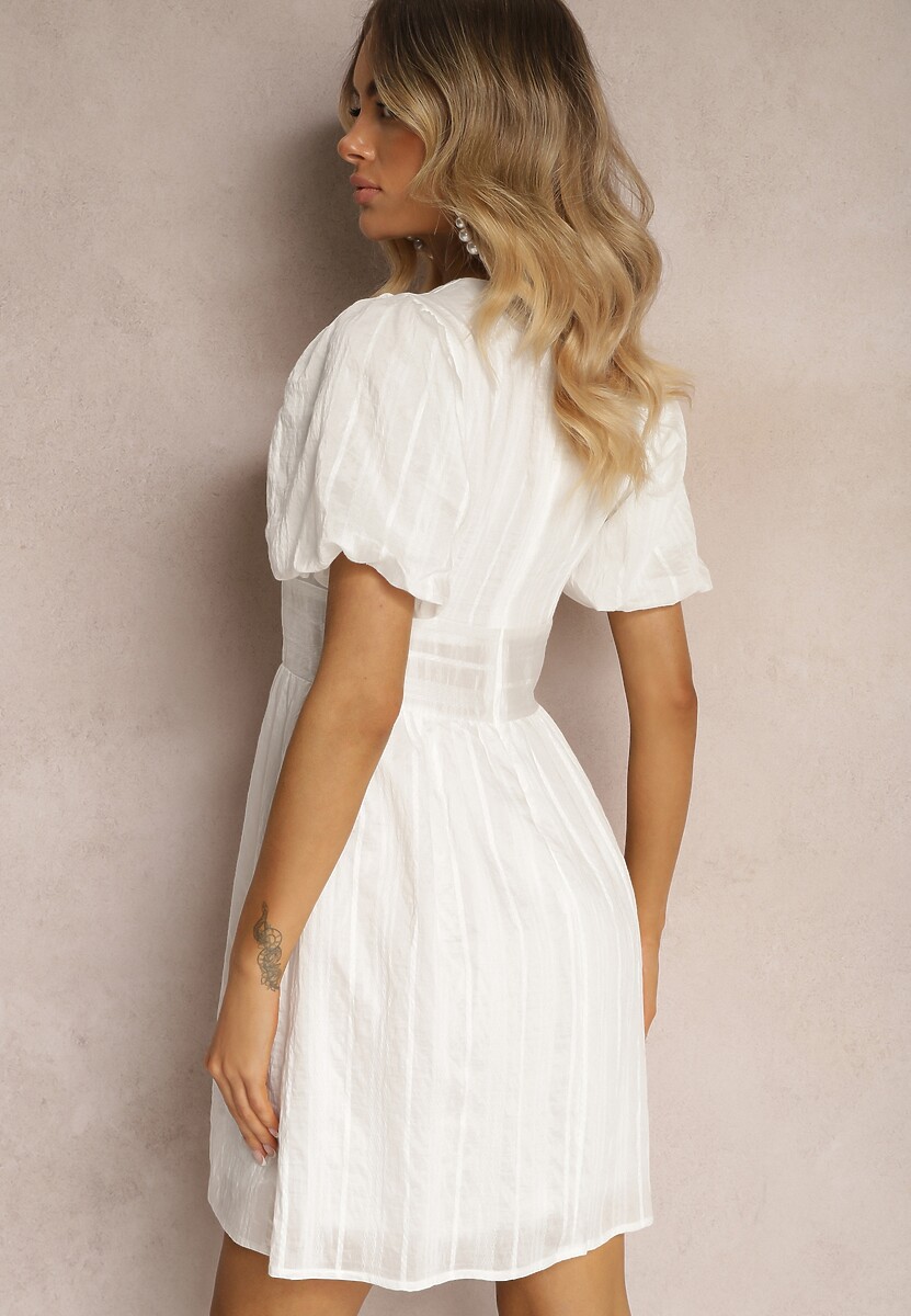 Biała Taliowana Sukienka z Dodatkiem Bawełny na Suwak Ozdobiona Bufiastymi Rękawami Malfea