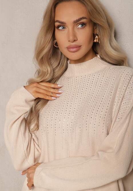 Beżowy Golf o Kroju Oversize z Eleganckim Cyrkoniowym Zdobieniem przy Dekolcie Melirra