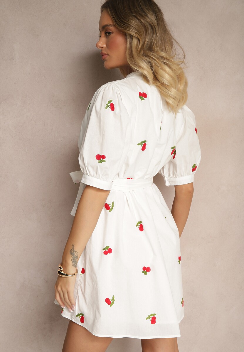 Biała Sukienka z Bawełny o Koszulowym Kroju z Haftem z Wisienkami Delandris