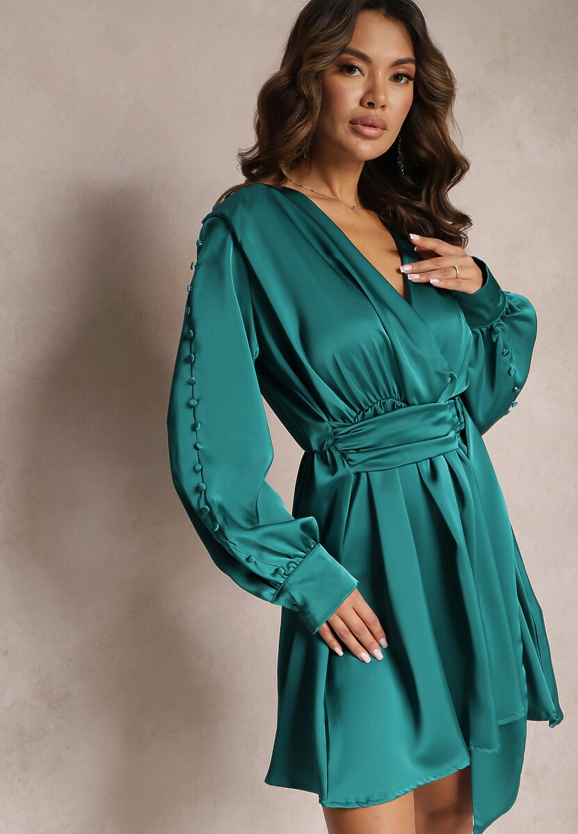 Zielona Sukienka z Paskiem Ozdobionym Klamrą i Gumką w Talii z Kopertowym Dekoltem Carbanla