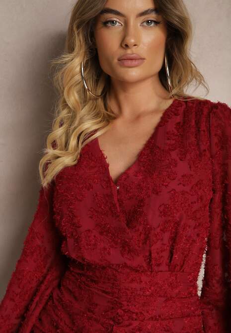 Bordowa Sukienka z Koronki o Taliowanym Fasonie z Kopertową Górą Nelabine