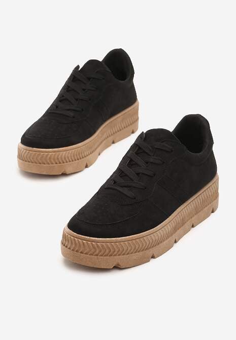 Czarne Sneakersy z Perforacją na Żłobionej Podeszwie Riparian Rights