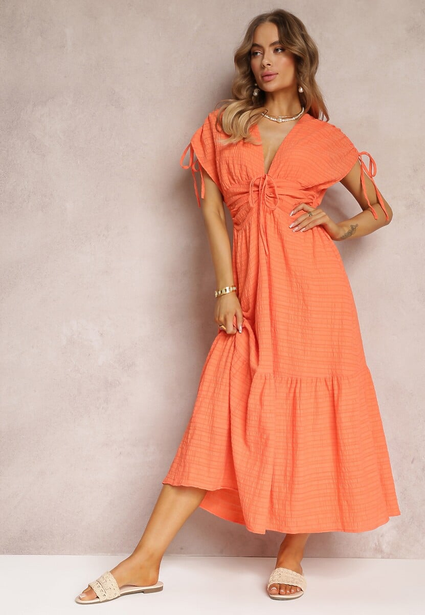 Czarna Sukienka Rozkloszowana z Trójkątnym Dekoltem Thamefa