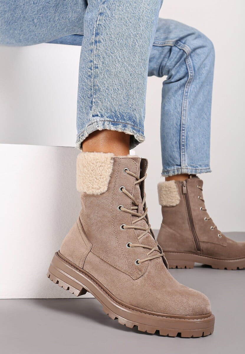 Beżowe Botki Typu Workery na Płaskiej Podeszwie z Barankowym Futerkiem przy Cholewce Nevathira