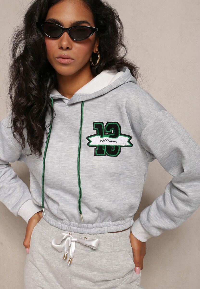 Jasnoszara Krótka Bluza z Kapturem Ściągaczami i Ozdobnym Nadrukiem Relis