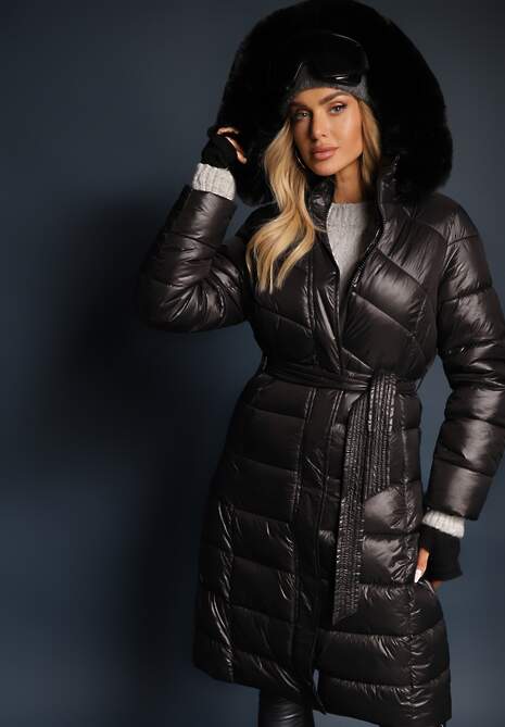 Czarna Długa Kurtka Pikowana z Odpinanym Kapturem Ozdobionym Futerkiem i Paskiem Iveleti