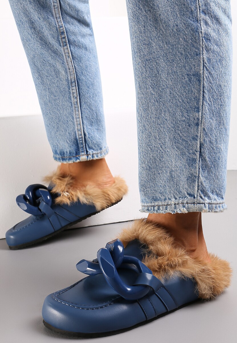 Niebieskie Płaskie Klapki z Futerkiem i Ozdobnym Łańcuchem na Grubszej Podeszwie Ainslee