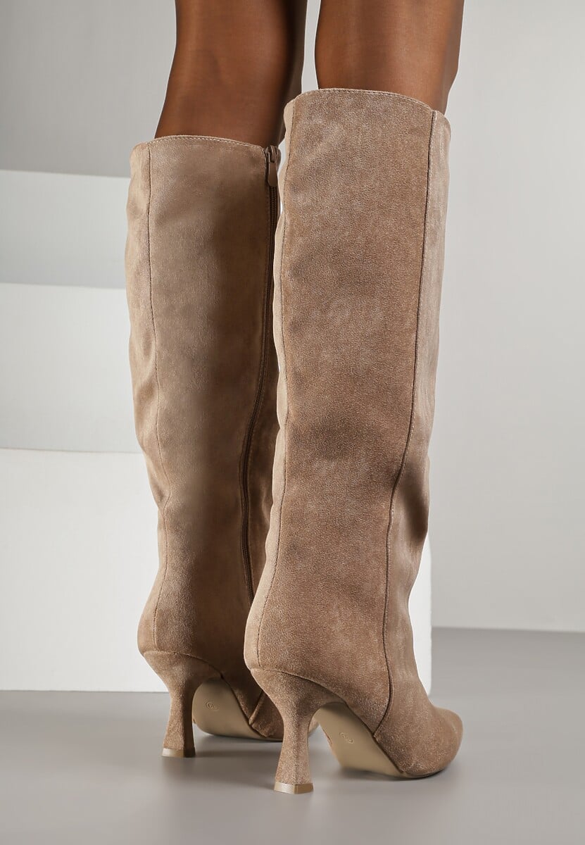 Ciemnobeżowe Kozaki z Imitacji Zamszu z Przeszywaną Cholewką i Obcasem Kaczuszka Anuvitte