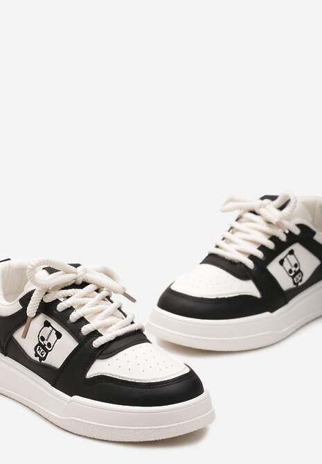 Czarno-Beżowe Sznurowane Sneakersy z Ekoskóry z Ozdobną Naszywką i Perforacją Vetria