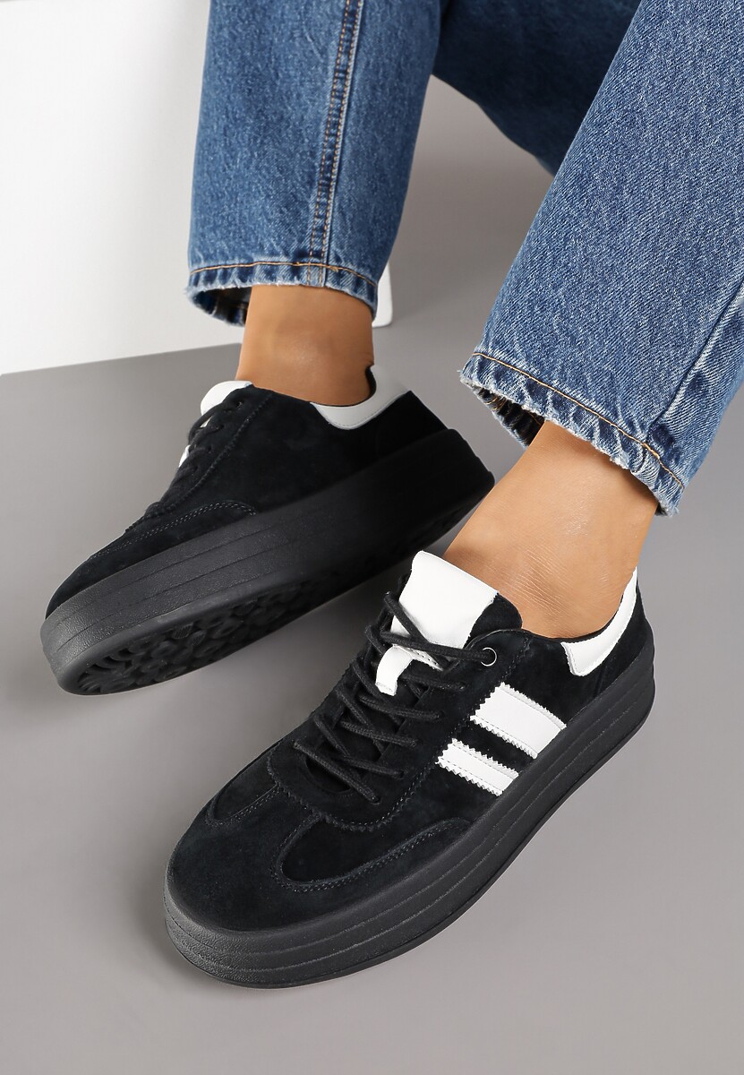 Czarne Sneakersy Zamszowe na Platformie ze Skórzaną Wkładką Ozdobione Paskiem Adivrie