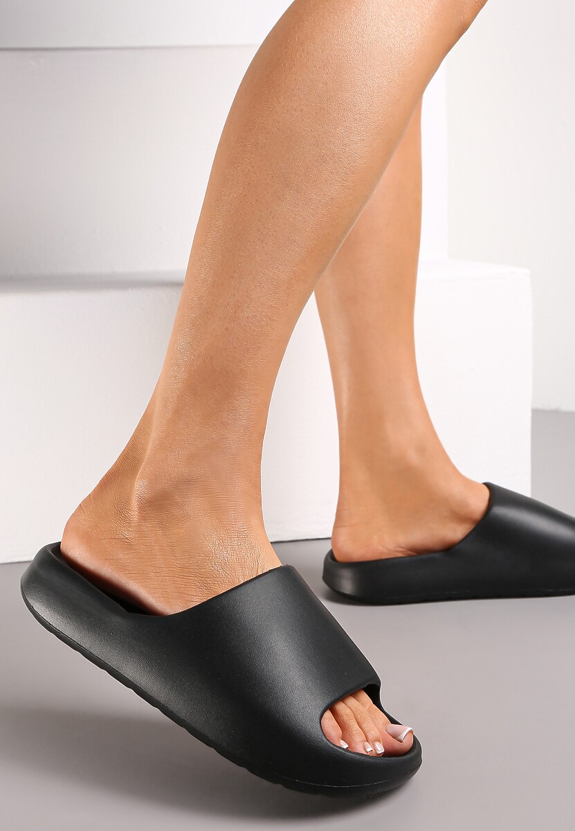 Czarne Piankowe Klapki z Grubą Podeszwą i Szerokim Paskiem Zamila