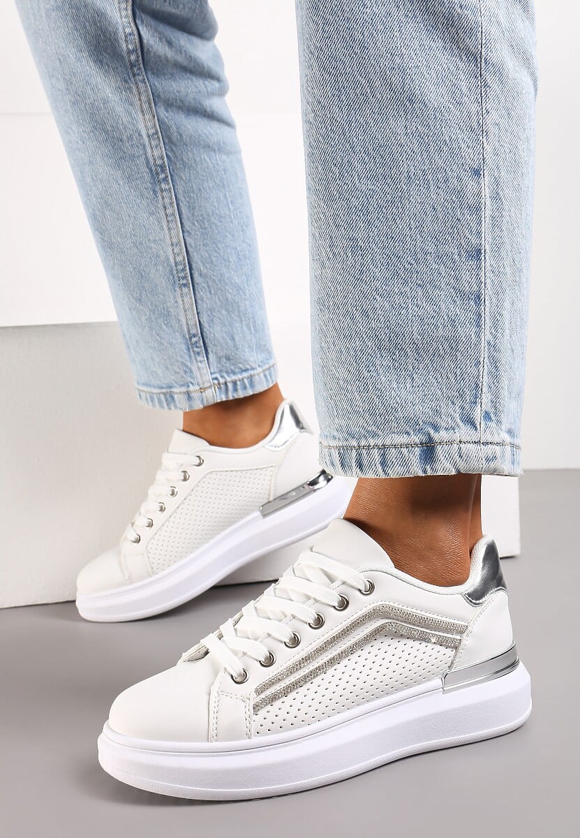 Biało-Srebrne Sneakersy na Platformie z Perforacją i Lamówkami z Cyrkoniami Zumina