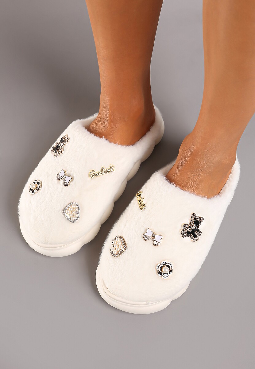 Beżowo-Białe Futrzane Kapcie z Przypinkami Metalicznymi Lialina