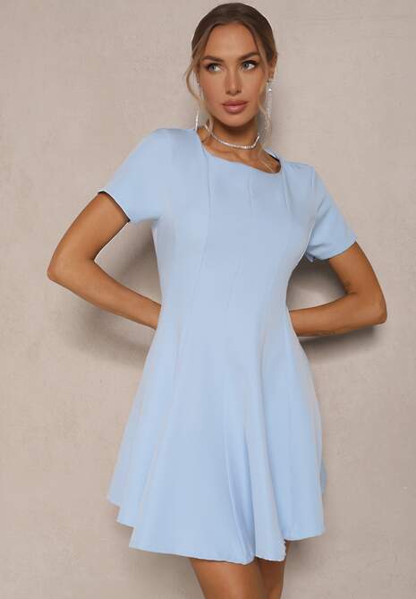 Jasnoniebieska Sukienka o Rozkloszowanym Kroju na Krótki Rękaw Zdobiona Przeszyciami Mepiza
