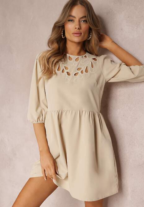 Beżowa Sukienka Mini z Ażurowym Dekoltem i Rękawem 3/4 Aphromia