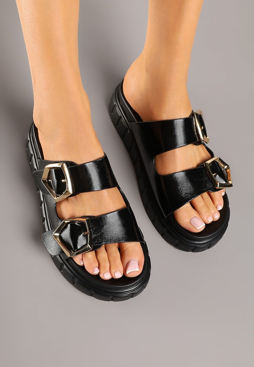 Czarne Klapki na Tłoczonej Podeszwie z Ozdobnymi Klamrami Nilariela