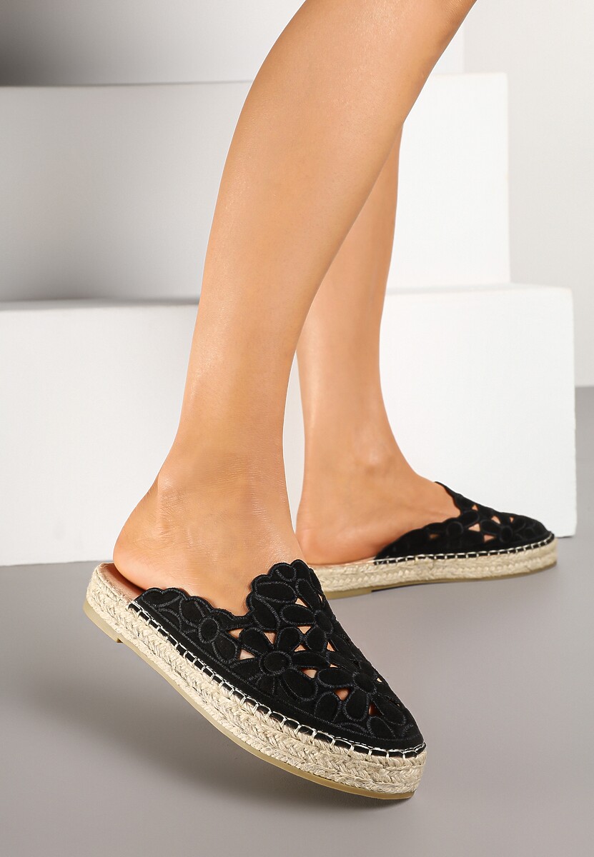 Czarne Klapki na Płaskiej Podeszwie z Ażurowym Wzorem Dolerissa