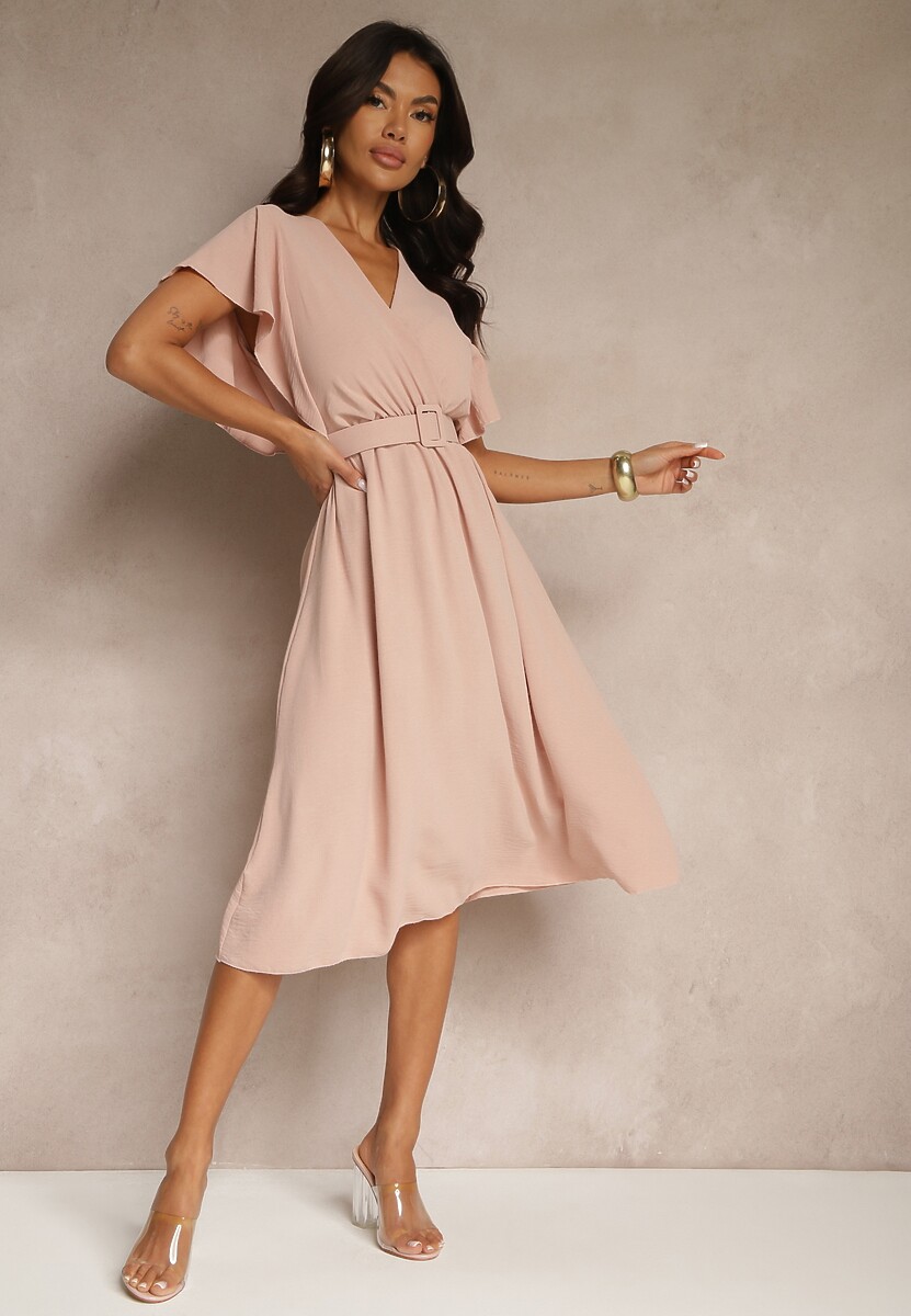 Jasnoróżowa Rozkloszowana Sukienka z Paskiem i Kopertowym Dekoltem Brinnea