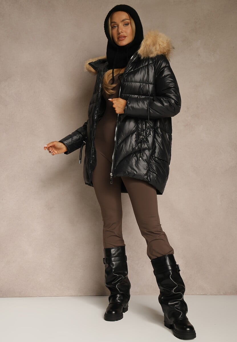Czarna Trapezowa Kurtka z Pikowanymi Przeszyciami i Kapturem z Odpinanym Futrem Deoiala