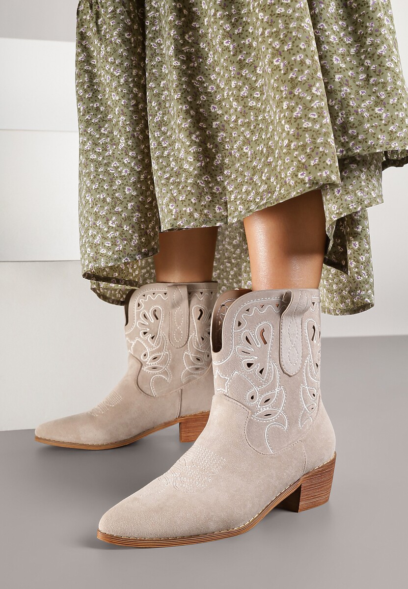Jasnobeżowe Botki Kowbojki Vices na Słupku Ozdobione Haftem Nelithen