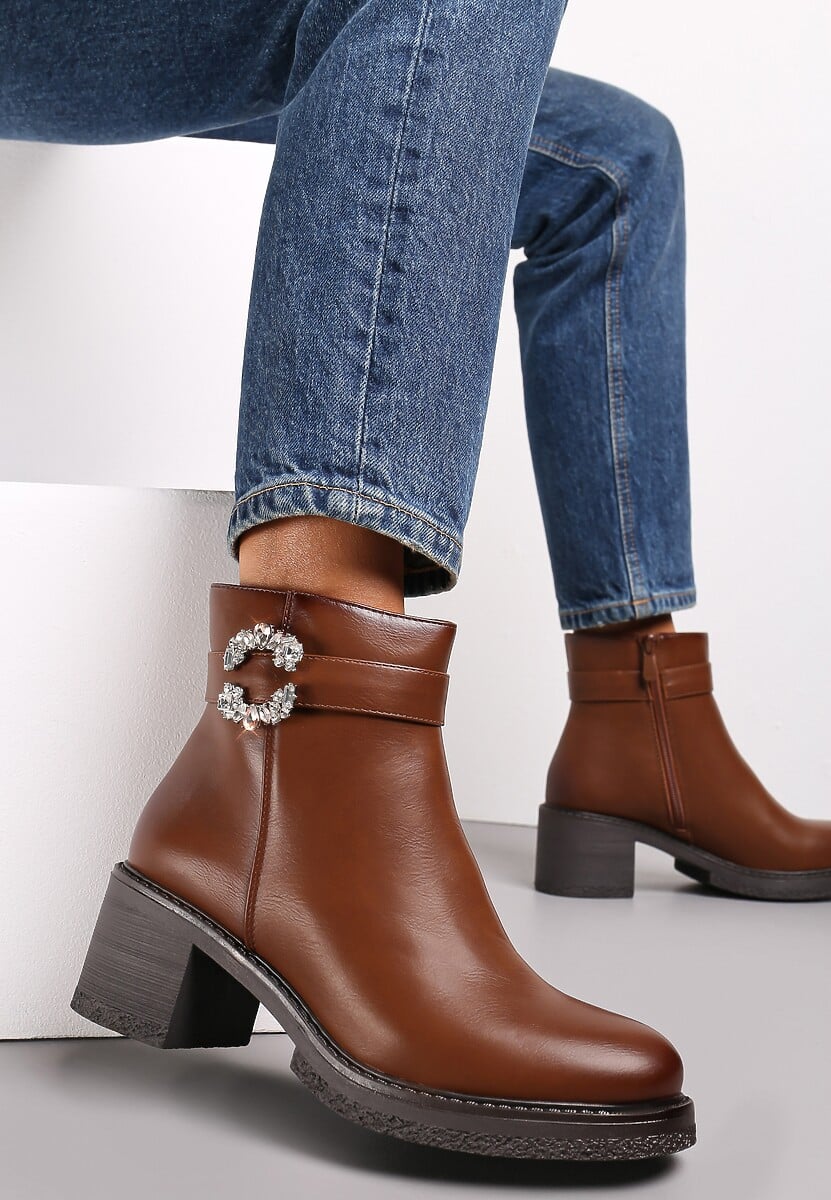 Brązowe Botki na Niewysokim Obcasie z Ozdobną Klamerką i Paskiem Pero