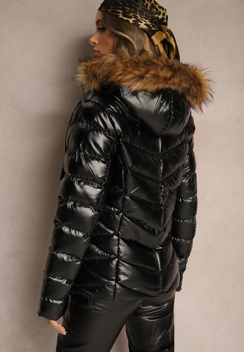 Czarno-Brązowa Taliowana Kurtka z Pikowanymi Przeszyciami i Kapturem z Futrzanym Wykończeniem Arirra