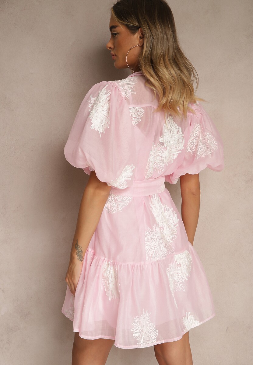 Różowa Sukienka Koszulowa z Bawełną Ozdobiona Paskiem i Haftami Lirine
