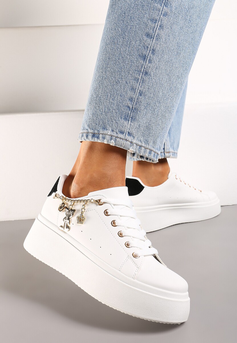 Biało-Czarne Sznurowane Sneakersy z Ekoskóry na Platformie z Łańcuszkiem i Zawieszkami Salvania