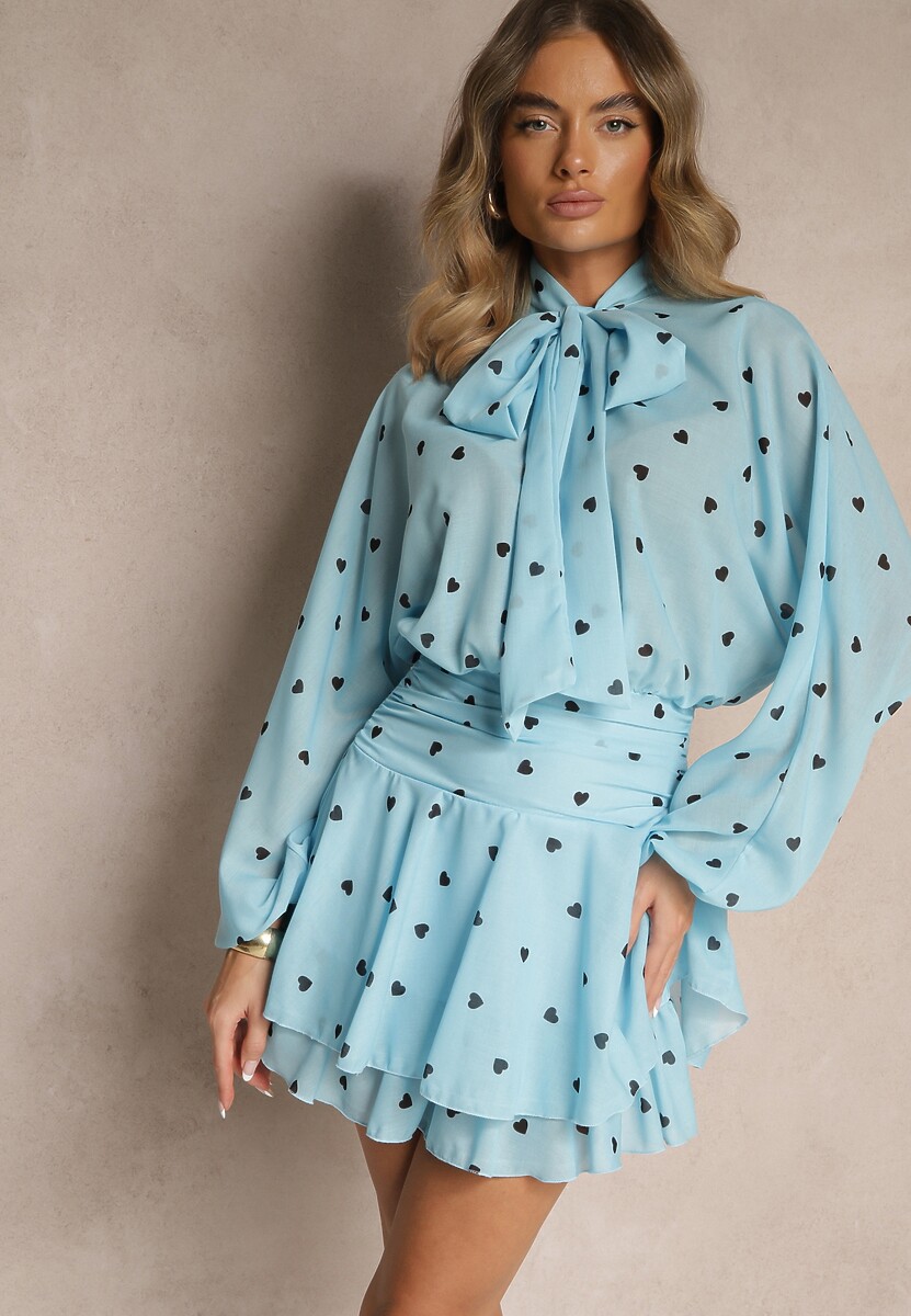 Czarna Sukienka o Rozkloszowanym Kroju z Nietoperzowymi Rękawami i Wiązaniem Mironaria