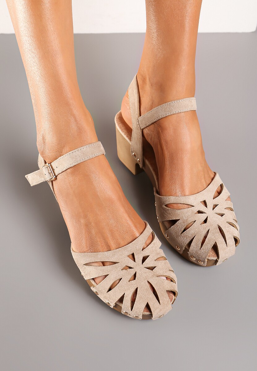 Ciemnobeżowe Sandały z Imitacji Zamszu na Słupku o Ażurowym Przodzie z Ozdobnymi Nitami Qanesi