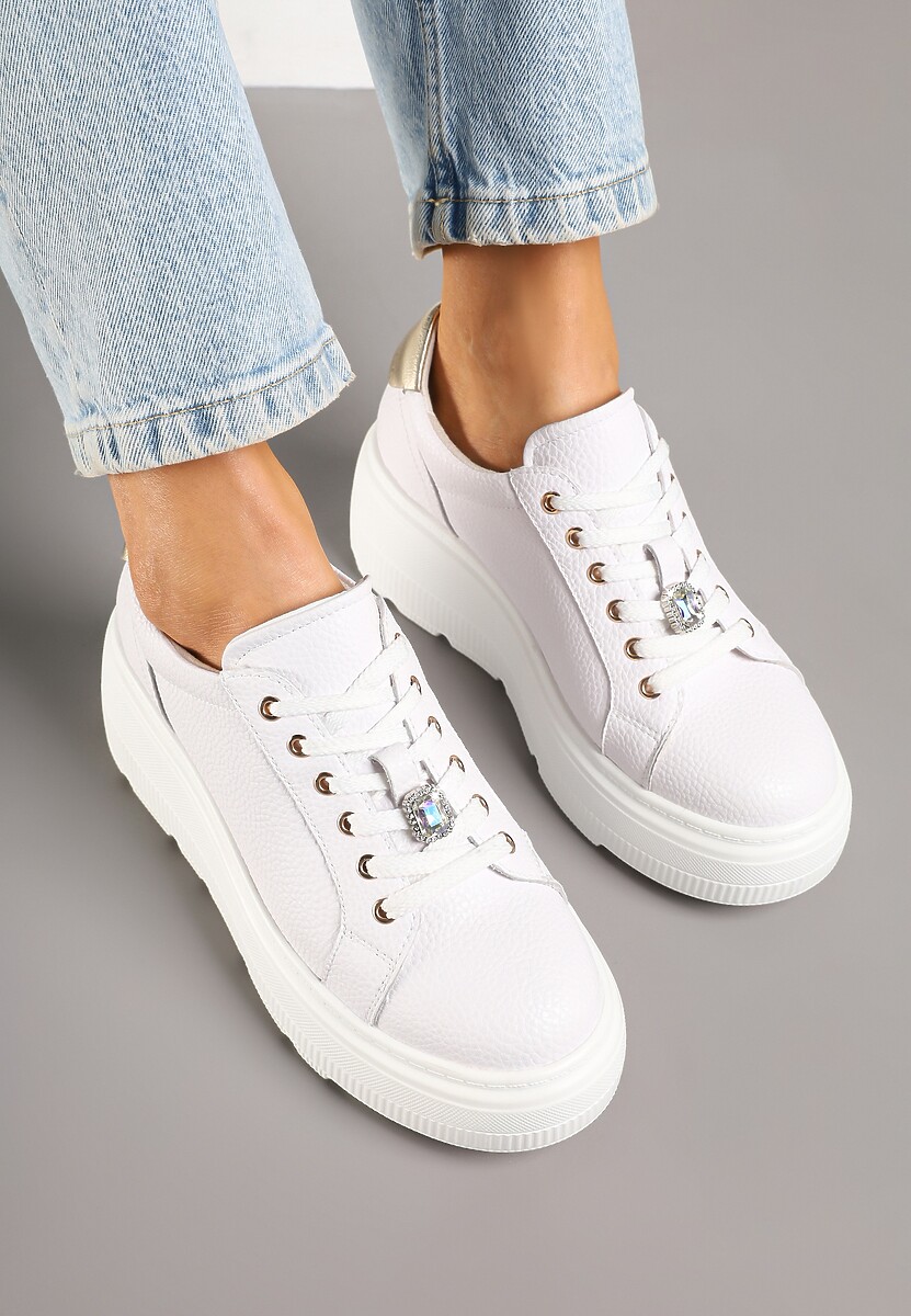 Białe Sneakersy Skórzane na Platformie z Metaliczną Ozdobą Rivzekia