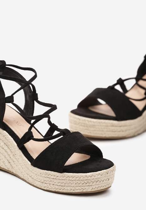 Czarne Sandały z Rzemykiem Oplecionym wokół Kostki na Plecionym Koturnie Wiktoria
