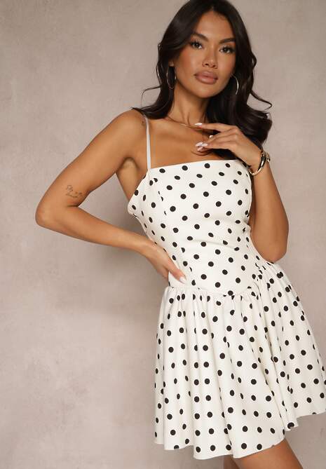 Biała Taliowana Sukienka o Rozkloszowanym Dole w Kropki Milretis