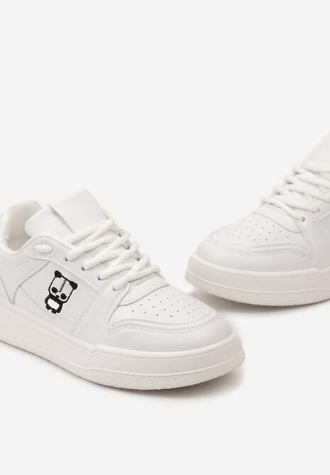 Białe Sneakersy z Drobną Perforacją i Małym Nadrukiem Fredomia