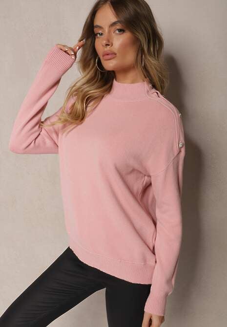 Jasnoróżowy Golf z Eleganckim Zapięciem na Ramieniu Ozdobiony Cyrkoniami przy Guzikach Maririna