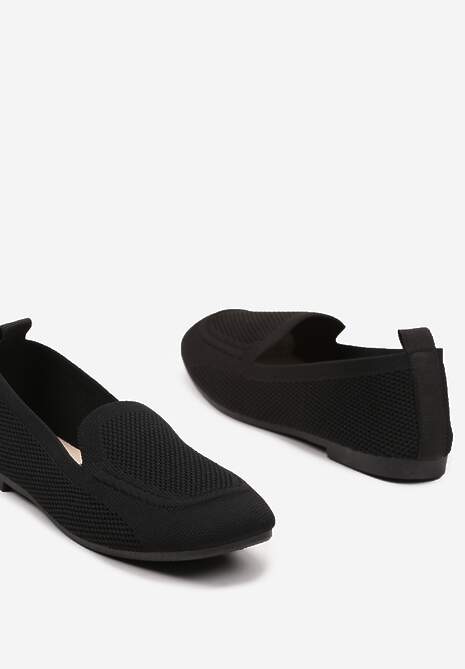 Czarne Casualowe Mokasyny na Płaskiej Podeszwie Ozdobione Perforacją Klanesha