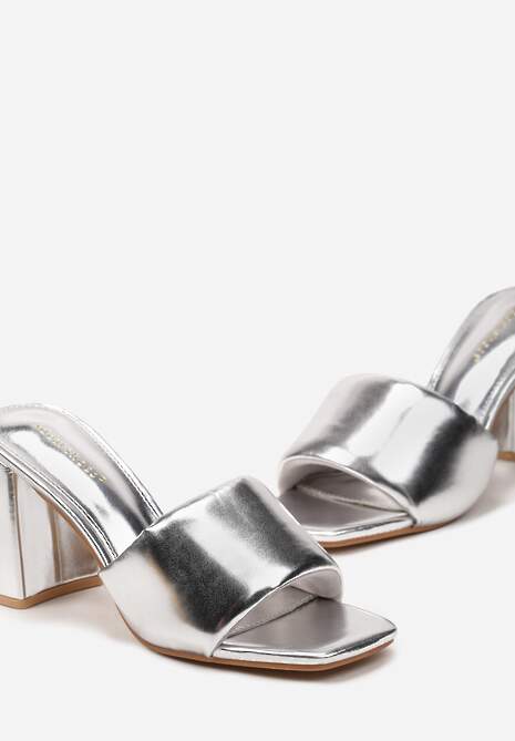 Srebrne Klapki na Geometrycznym Słupku z Szerokim Paskiem Willara