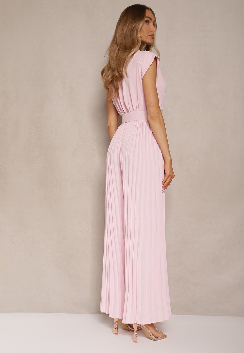 Różowy Kopertowy Kombinezon Wide Leg Zdobiony Plisami i Paskiem z Klamrą Salirella