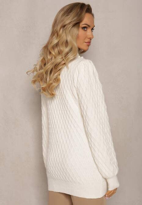 Jasnobeżowy Sweterkowy Golf w Romby z Bufiastymi Rękawami i Perełkowym Naszyjnikiem Ravalia