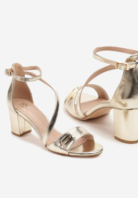Złote Sandały na Słupku Ozdobione Metaliczną Aplikacją Redauve