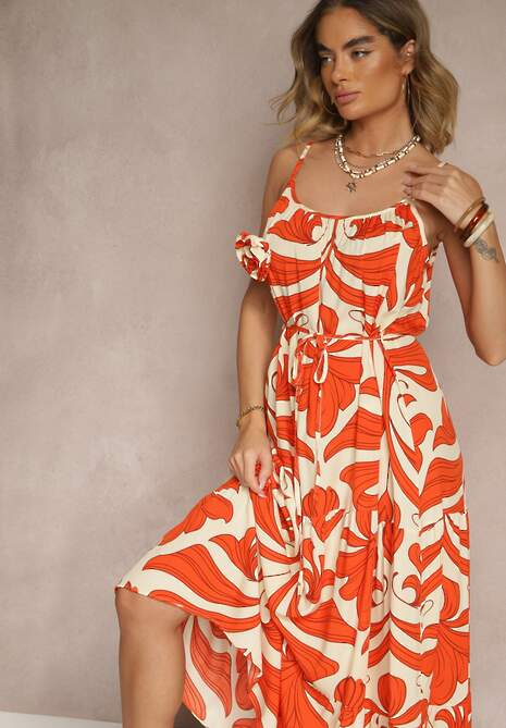 Pomarańczowa Rozkloszowana Sukienka z Wiskozy na Ramiączkach Zdobiona Broszką Maralana