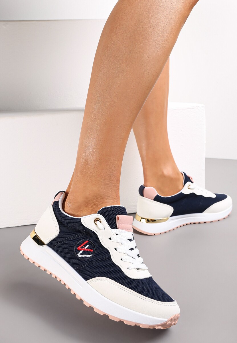 Granatowe Sneakersy z Haftowaną Naszywką i Metaliczną Wstawką Elnara