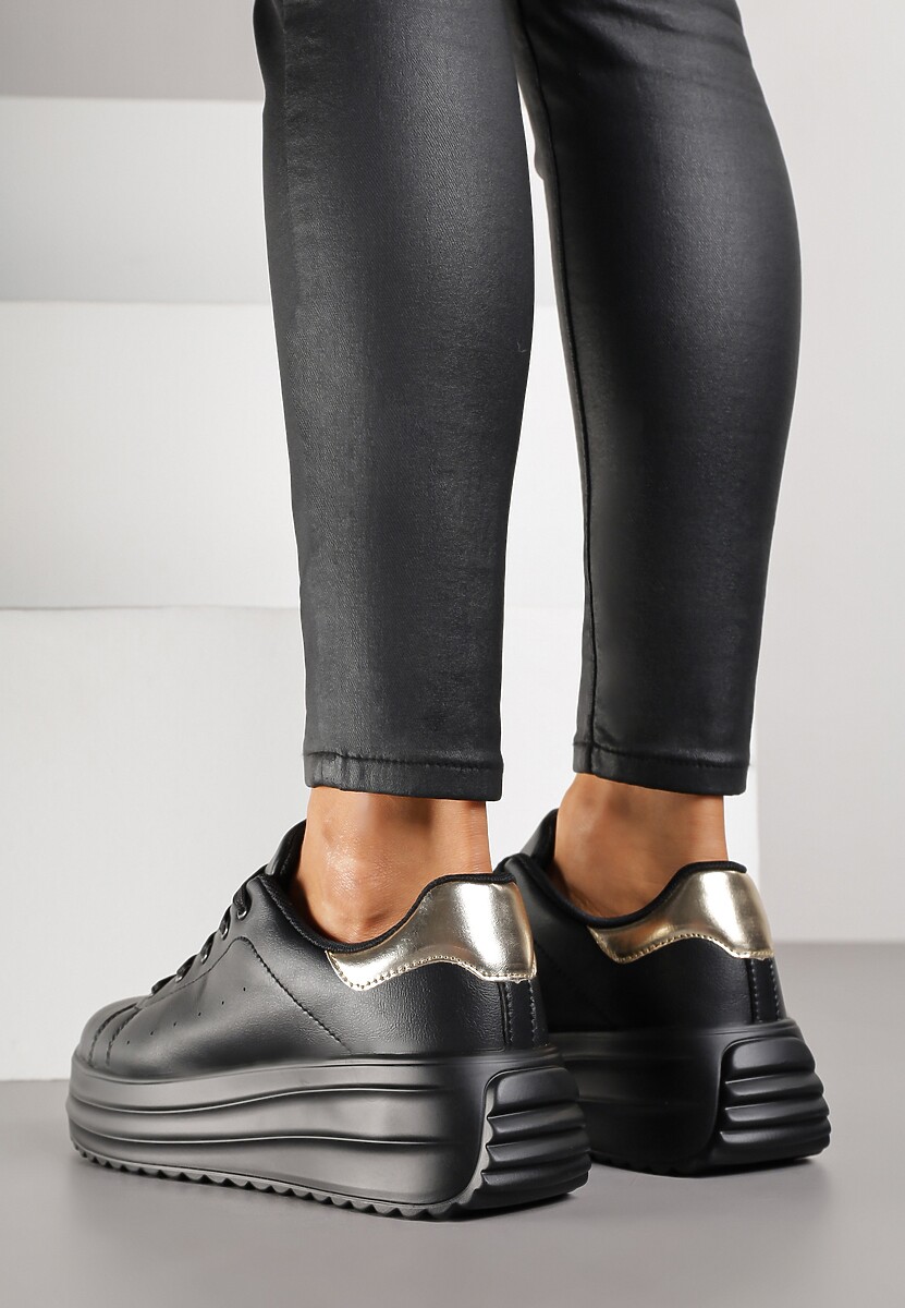 Czarne Sneakersy na Platformie z Tłoczeniem i Perforacją Anirriva