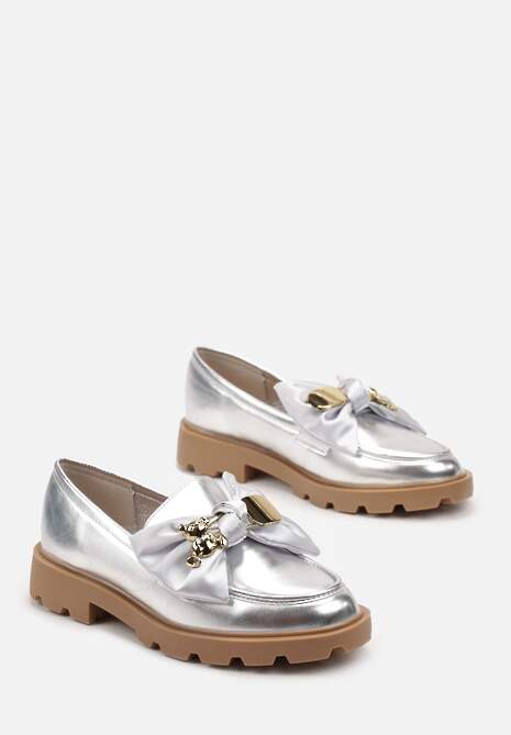 Srebrne Mokasyny z Kokardą i Metalową Ozdobą Inlevo
