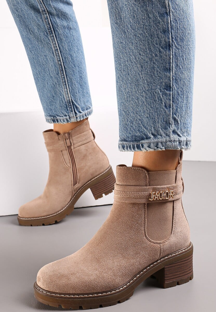 Ciemnobeżowe Botki na Słupku z Ozdobną Klamerką Martel