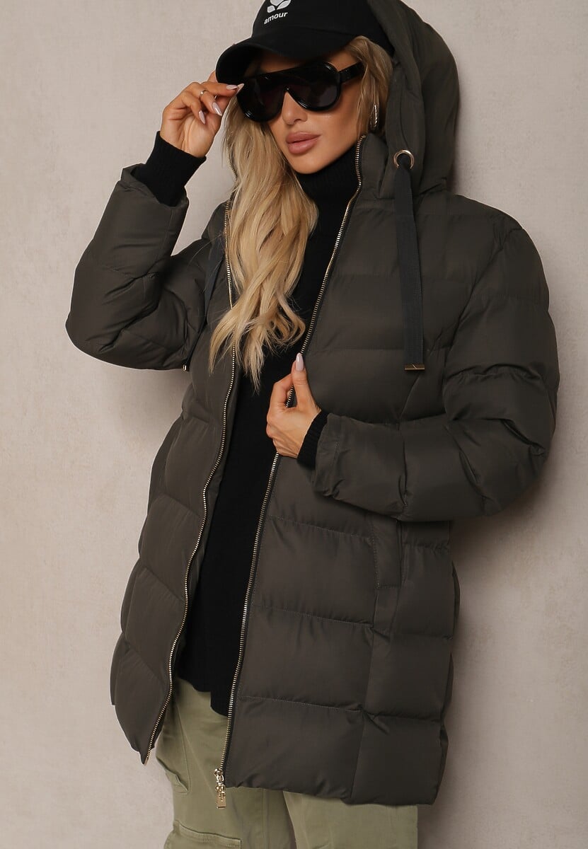 Czarna Kurtka Pikowana o Długim Kroju z Kapturem i Suwakiem Dwukierunkowym Naomira