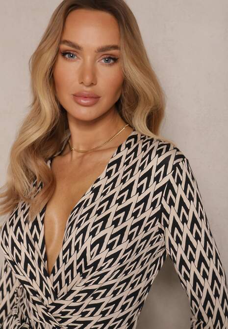 Czarny Kombinezon z Kopertowym Dekoltem Paskiem i Geometrycznym Printem Sarilen