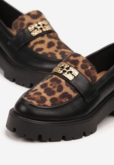 Panterkowe Mokasyny na Tłoczonej Platformie Ozdobione Metaliczną Aplikacją Elanelisse