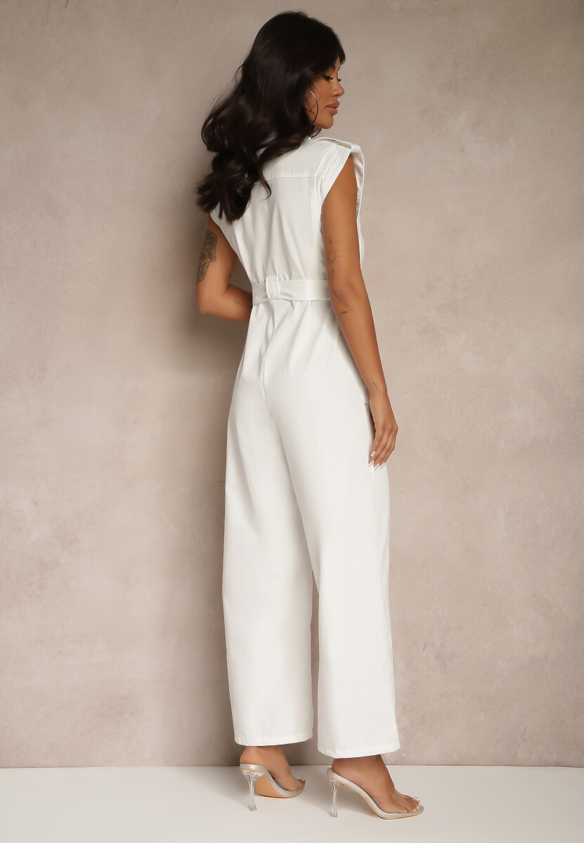 Biały Kombinezon Taliowany Ozdobiony Cyrkoniami i Guzikami Lumevarae